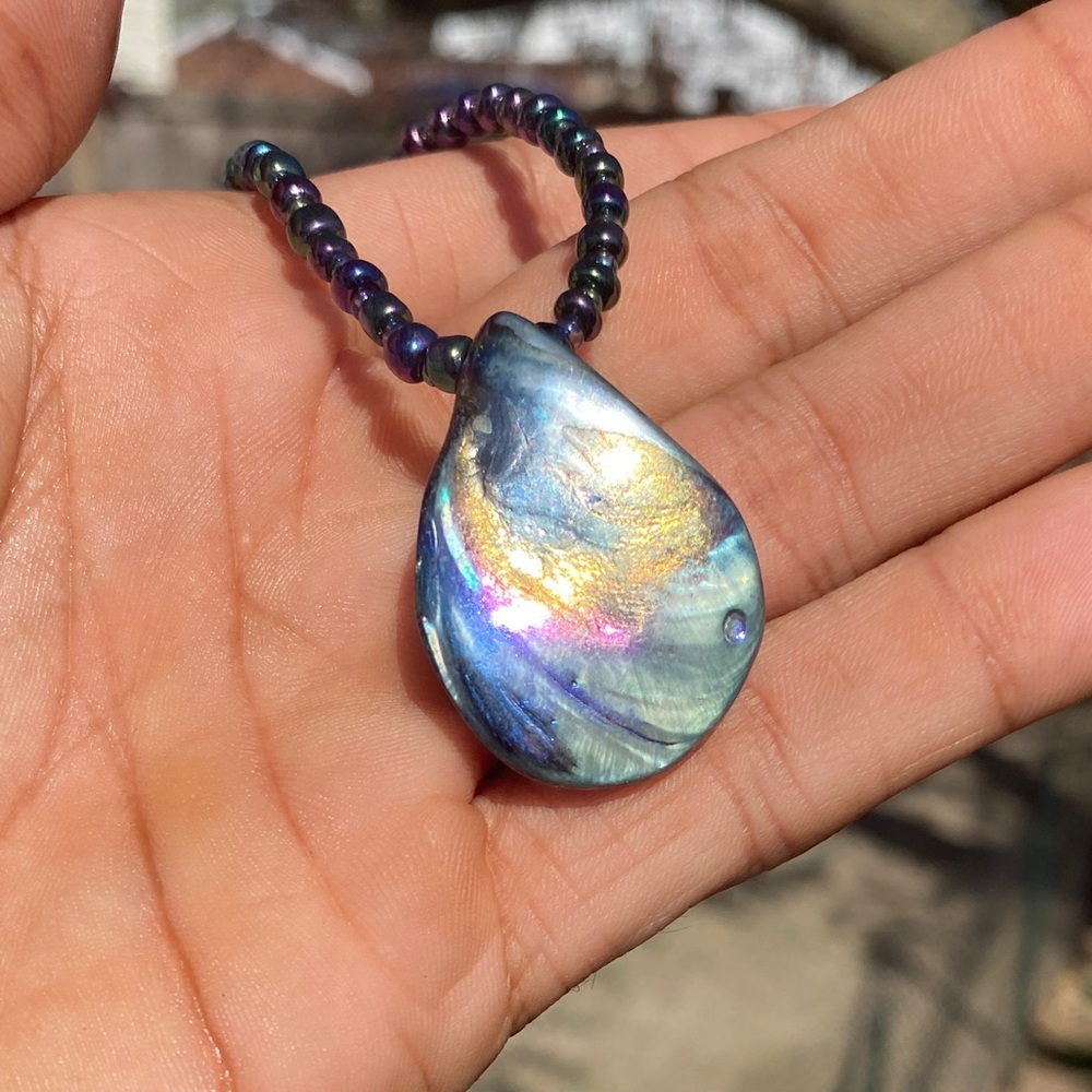 Beautiful Natural Labradorescent albalone seashell necklace with T-clasp